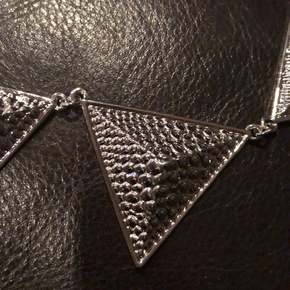Triangular necklace - Picture 2 of 2